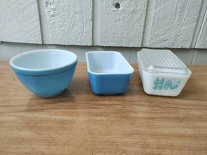 lot 425 image: Collection of Vintage Pyrex Including One Amish Butterprint Pattern