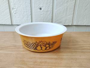 lot 427 image: Vintage Pyrex Old Orchard Fruit Dish