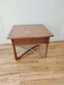 lot 436 image: MCM End Table by Lane