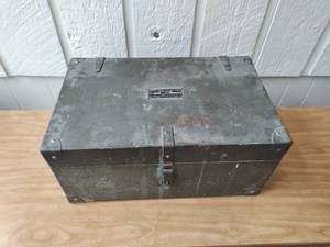 lot 439 image: Signal Corps US Army Chest