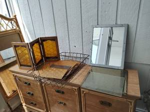 lot 443 image: Collection of Mirrors & Plastic Dividers