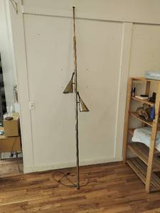 lot 4 image: Vintage MCM Tension Pole Lamp