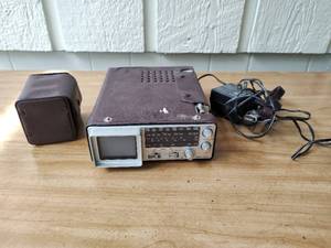 lot 456 image: Vintage AMFM Radio & TV by Emerson