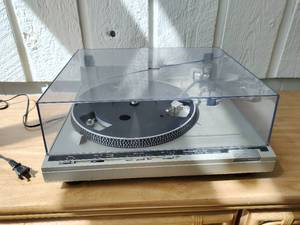 lot 464 image: Technics SLB500 Turntable