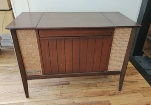 lot 1 image: Vintage GE Record Console Player
