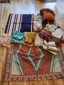 lot 222 image: Collection of Vintage Linens & Fabric
