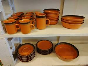 lot 228 image: Vintage Dish Set by Arrow Stone
