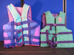 2 LIFE JACKETS  SNORKLE