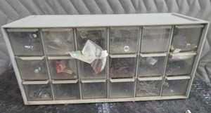 18 DRAWER HEAVY DUTY PLASTIC STORAGE BOX.