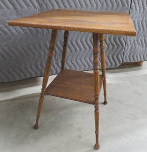 OAK SIDE TABLE.