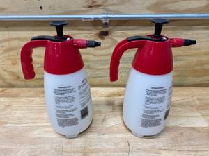 lot 39 image: HARVEST KING Lot of 2- Farm & Garden Sprayers (48oz) Model 1001
