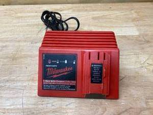 lot 133 image: MILWAUKEE 12v-18v NiCd or NiMH Universal Battery Charger 10-15-0680