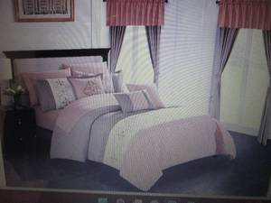 Chic Home Design Emily 20-Pc. Bedro...
