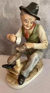 lot 38 image: 2 Pretty Porcelain Homco Figurines
