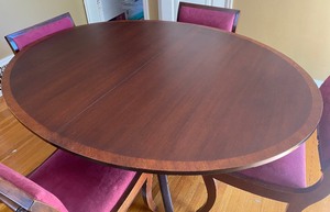 lot 15 image: Beautiful Dining Room Table and Chairs