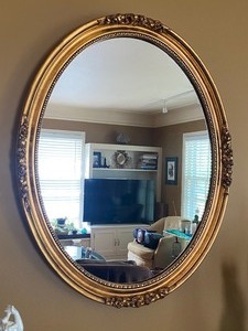 lot 16 image: Beautiful Oval Gilded Wall Mirror