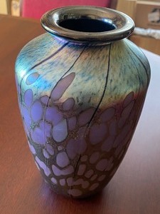 lot 14 image: Beautiful Artisan Art Glass Vase by Jon Bush