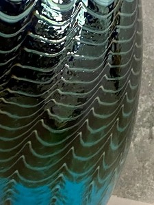 lot 13 image: Beautiful Artisan Art Glass Vase by Jon Bush