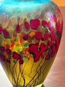 lot 12 image: Gorgeous Artisan Art Glass Vase by Robert Held