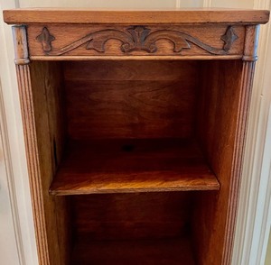 lot 81 image: Wonderful Wooden Shelf