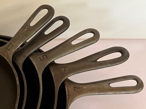 lot 112 image: Set of Griswold Cast Iron Fry Pans Numbers 3, 4, 5, 6 and 7
