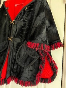 lot 120 image: Vintage Ladies Black and Red Capelet