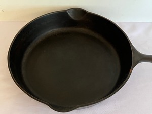 lot 101 image: Erie Griswold Number 8 Cast Iron Skillet