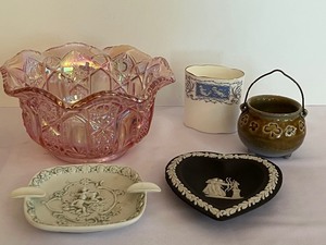 lot 102 image: Variety of Vintage Glassware