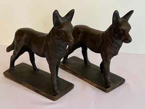 lot 92 image: Cast Iron Dog Figurine Vintage Bookends