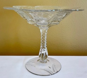 lot 137 image: Decorative Clear Glass Pedestal Bowl and Candles Holders