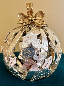 lot 153 image: Lunt Silversmiths Holly Sphere Ornament