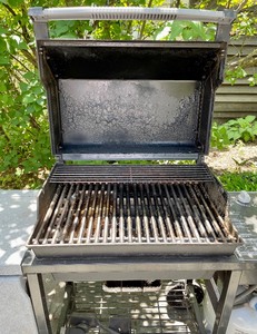lot 166 image: Wonderful Weber Grill with Cover