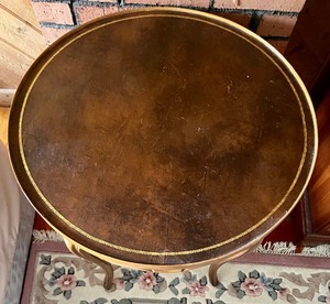 lot 195 image: Vintage Round Accent Table