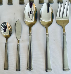 lot 224 image: Wallace Silver Plated Flatware Set