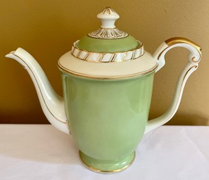 lot 225 image: Lovely Vintage Tea Set