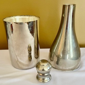 lot 231 image: Classy Twos Company 3 Piece Silver Plated Champagne Server