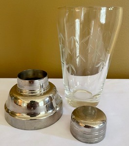 lot 243 image: Vintage Sasaki Etched Glass Cocktail Server