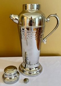 lot 245 image: Vintage Musical Cocktail Shaker