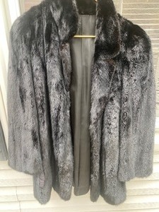 lot 132 image: Beautiful Vintage Fur Coat