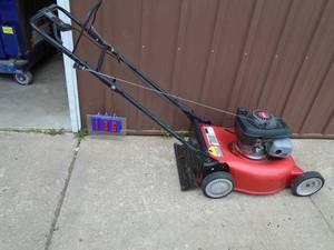 Self propelled lawn motor with honda motor. Good used condition. Tested & works. As shown.