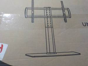 lot 6 image: Universal TV Stand...