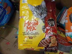 lot 13 image: 13.5 lb. Bag Meow Mix Cat Food...