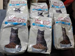 lot 28 image: 6 Bags Twin Pet Adult Cat Food...