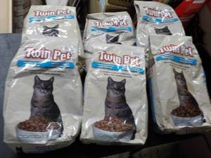 lot 29 image: 6 Bags Twin Pet Adult Cat Food...
