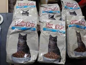 lot 30 image: 6 Bags Twin Pet Adult Cat Food...