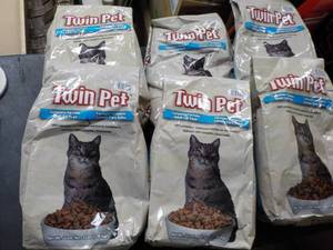 lot 31 image: 6 Bags Twin Pet Adult Cat Food...