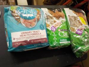 lot 34 image: Purina Cat Food...