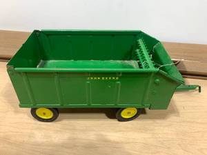 ERTL John Deere Barge Wagon and #112 Forage Chuck Wagon
