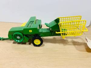 ERTL John Deere #585 Hay Baler