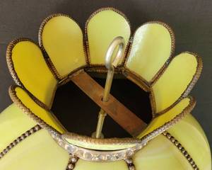 lot 22 image: Stunning Slag Glass Lamp Shade